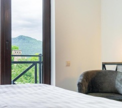Двухместный номер Standard с балконом двуспальная кровать в Hotel Chatini Mestia
