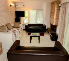 Четырехместный коттедж с террасой и видом в сад в Азов Инн