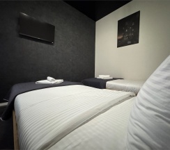 Трехместный номер с тремя односпальными кроватями в THouse