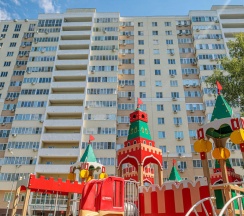 Четырёхместный люкс Executive с балконом и с красивым видом из окна в Апартаменты Плеханова 14