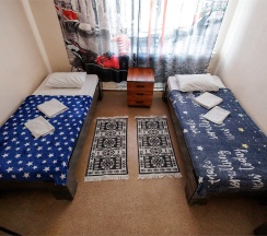 Общий номер на 2 гостей. раздельные кровати в Dom hostel