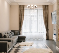 Вилла с балконом и с красивым видом из окна в Residence Village