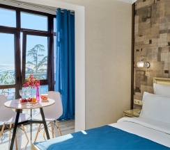 Студия Панорамная улучшенная с балконом, мини кухней и видом на город и море в Амбассадор