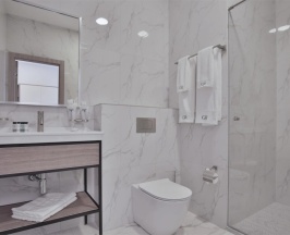 Номер Комфорт Плюс с балконом и с видом на море двуспальная кровать в Garden Resort