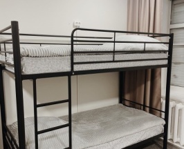 Кровать в женском 8-местном номере в Moss hotel