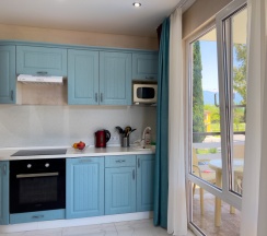 Апартаменты с 2 комнатами с балконом и с красивым видом из окна в Лазурный берег