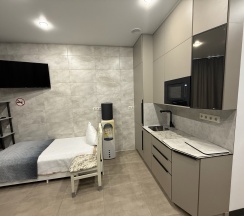 Семейный номер с двуспальной кроватью и 2 односпальными кроватями с кухней в BoxHouse