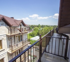 Трёхместный номер Standard с балконом и с красивым видом из окна в Luxury house