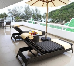 Двухместный номер с террасой с видом на океан двуспальная кровать в Le Meridien Phuket Beach Resort