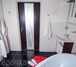 Номер полулюкс с 1 двуспальной кроватью в Пятерочка-люкс