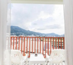Двухместный номер Делюкс с балконом двуспальная кровать в The Frutta Boutique Patong Beach