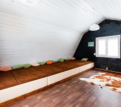 Коттедж с балконом и с красивым видом из окна в Филин дом