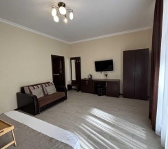 Комната стандарт с 1 двуспальной кроватью и диваном в Фортуна