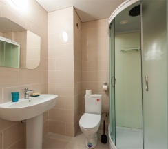 Полулюкс на двоих гостей с террасой и видом на озеро (корпус К) в Оптимист