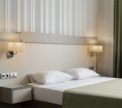 Семейный Полулюкс с 1 двуспальной и 1 односпальной кроватями в Ka Royal Hotel Boutique