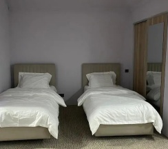 Трёхместный номер Comfort с балконом и с видом на сад в Happy Moments Hostel