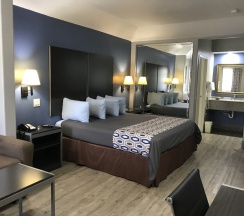 Четырёхместный номер Deluxe двуспальная кровать в Camelot Inn & Suites Veterans Memorial NW Houston