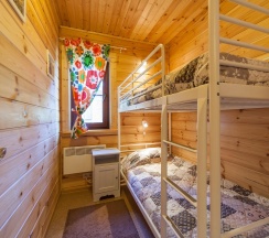 Коттедж стандарт с 2 односпальными и 2 двуспальными кроватями в На ладони