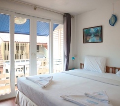 Двухместный номер Comfort с балконом двуспальная кровать в Sunshine Guest House