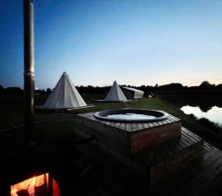 Горячая Купель в Ostrov Camp в Остров Кемп
