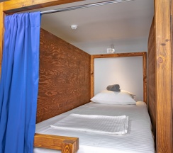 Кровать в общем номере в Море