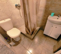 Номер стандарт эконом с 1 односпальной и 1 двуспальной кроватью в Гравитация