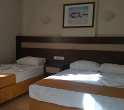 Трёхместный номер Standard c 1 комнатой с балконом в Enki Hotel