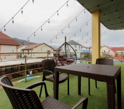 Трёхместный номер с видом на горы и сад в Skayfom