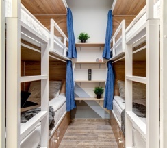 Общий 10-и местный номер с большими шкафами в Roomy Hostel
