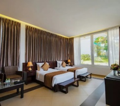 Двухместный номер Deluxe с балконом и с видом на сад двуспальная кровать в Villa Del Sol Beach resort & Spa