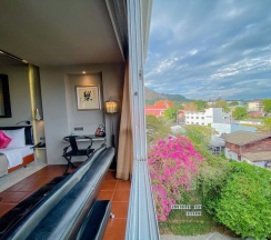 Двухместный семейный номер Deluxe с видом на горы в Sino House Phuket Hotel
