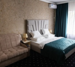 Четырехместный стандартный номер с мини-диваном в Хан