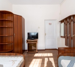 Номер эконом с 1 односпальной и 1 двуспальной кроватью в Маргобай