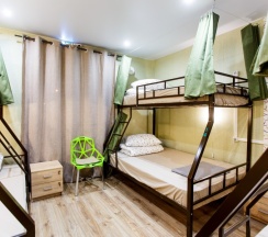 Мужской номер на 8 человек с ванной комнатой. Нижнее место (ширина 120 см.) в Nice hostel Crocus