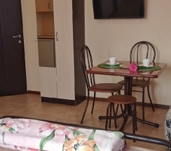 Трехместный номер с двуспальной и односпальной кроватью в Роза Ейска