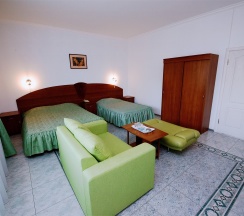 Трёхместный номер с балконом в Ясон