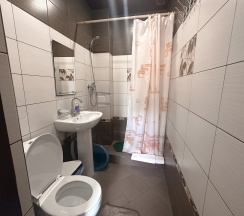 Трехместный номер с двуспальной и односпальной кроватями в Арина