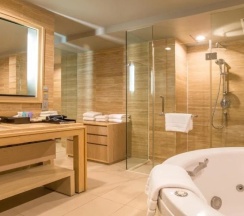 Клубный люкс с балконом и с видом на море в Отель Dusit Thani Krabi Beach Resort