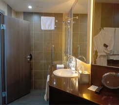 ЛЮКС БИЗНЕС-КЛАССА С БОЛЬШОЙ КРОВАТЬЮ (KING SIZE) И ДОСТУПОМ В БАР-ГОСТИНУЮ в Doubletree by Hilton Tyumen