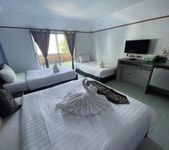 Четырёхместный номер Standard с балконом в Samui Green Hotel