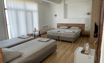 4Улучшенный номер с 1 большой кроватью и 2 отдельными кроватями в Asiya Hotel Grozny