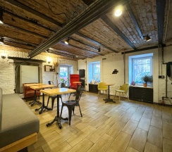 Капсула в 6-местном общем номере “Переделкино” в Bookcase Hotel&Hostel