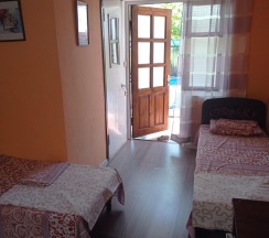 Комната стандарт с 3 односпальными кроватями в SunnyHouse