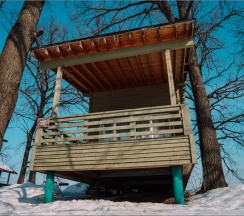 Зелёный дом с двумя верандами, с видом на озеро. Вмещает до 8 гостей в Шведские дачи