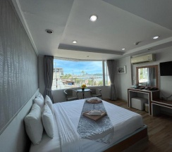 Двухместный номер Deluxe с частичным видом на море двуспальная кровать в The Beach Front Resort Pattaya  - SHA Plus