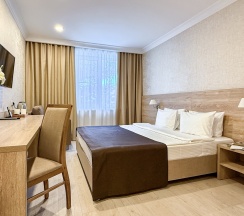 "Стандарт" Стандартный трехместный номер с двуспальной кроватью и дополнительным местом в Диона