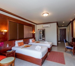 Двухместный полулюкс с видом на бассейн двуспальная кровать в Erawan Hotel