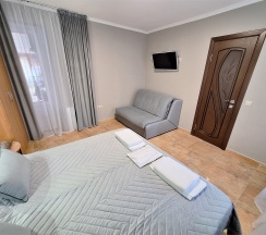 «КОМФОРТ ПЛЮС 3» С ТЕРРАСОЙ ЧЕТЫРЕХМЕСТНЫЙ НОМЕР ДВУСПАЛЬНОЙ КРОВАТЬЮ И ДИВАНОМ в Цитрус