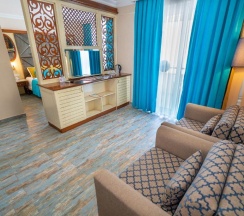 Семейный люкс в Club Big Blue Suit Hotel