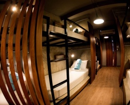 Кровать в общем номере (женский номер) с балконом в In A Box Hostel